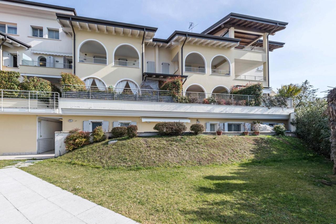 Luxury Apartment With Swimming Pool Лонато Екстериор снимка